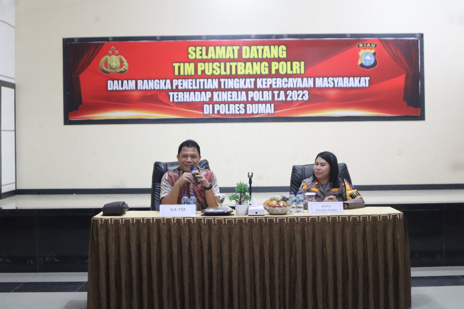 Foto Wakapolres Dumai Kompol Josina Lambiombir, S.H, S.I.K bersama Ketua Tim Kombes Drs. Azis Saputra.