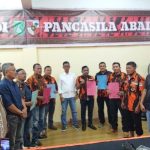 Foto Abdul Kadir, S.H bersama Ketujuh PAC dan Panitia Muscab ke-VII MPC Pemuda Pancasila Kota Dumai sebelum penyerahan surat dukungan.