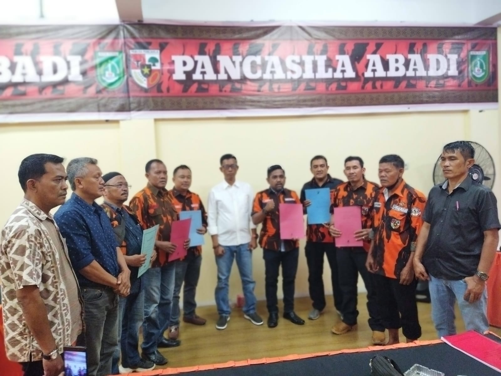 Foto Abdul Kadir, S.H bersama Ketujuh PAC dan Panitia Muscab ke-VII MPC Pemuda Pancasila Kota Dumai sebelum penyerahan surat dukungan.