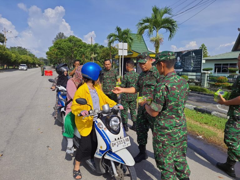 Foto kegiatan sosial yang dilakukan Dandim 0320/Dumai Letkol Arh Hermansyah Tarigan dengan membagi-bagikan Takjil kepada masyarakat.