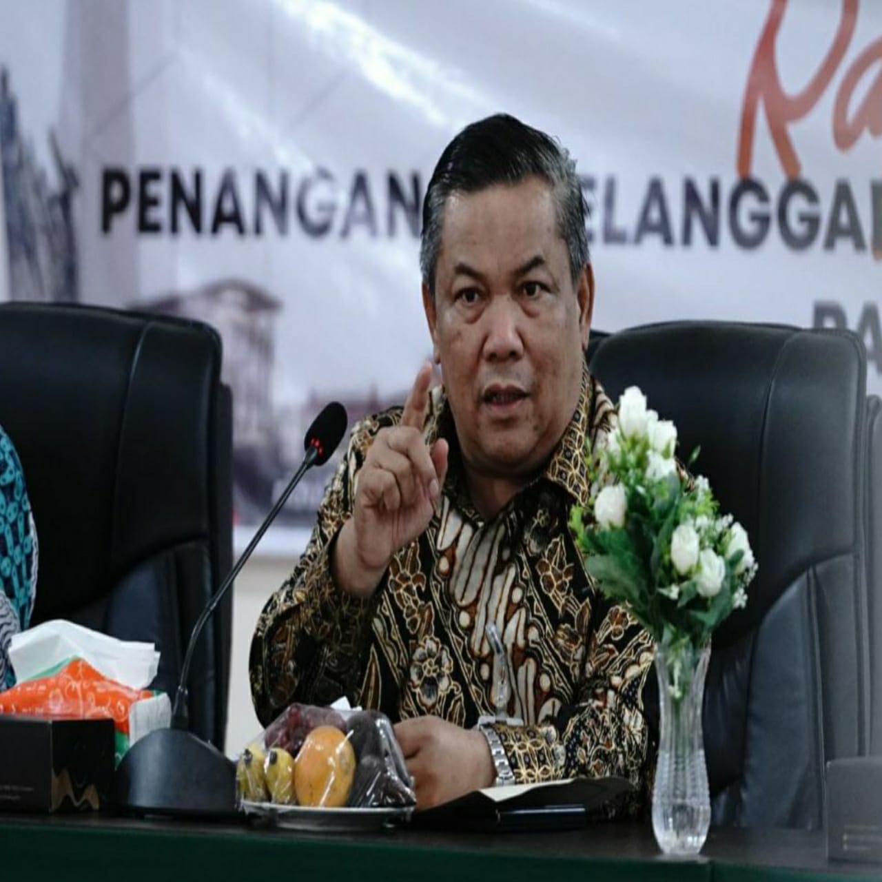 Foto Sekdaprov Riau SF Hariyanto saat acara Rapat Koordinasi Penanganan Pelanggaran Netralitas ASN pada Pemilu Tahun 2024 di Aula Bawaslu Provinsi Riau.