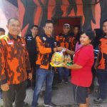 Foto Ketua MPC Pemuda Pancasila Dumai Abdul Kadir, S.H memberikan bantuan secara simbolis kepada utusan warga didampingi Wakil Ketua II dan Ketua Bidang.
