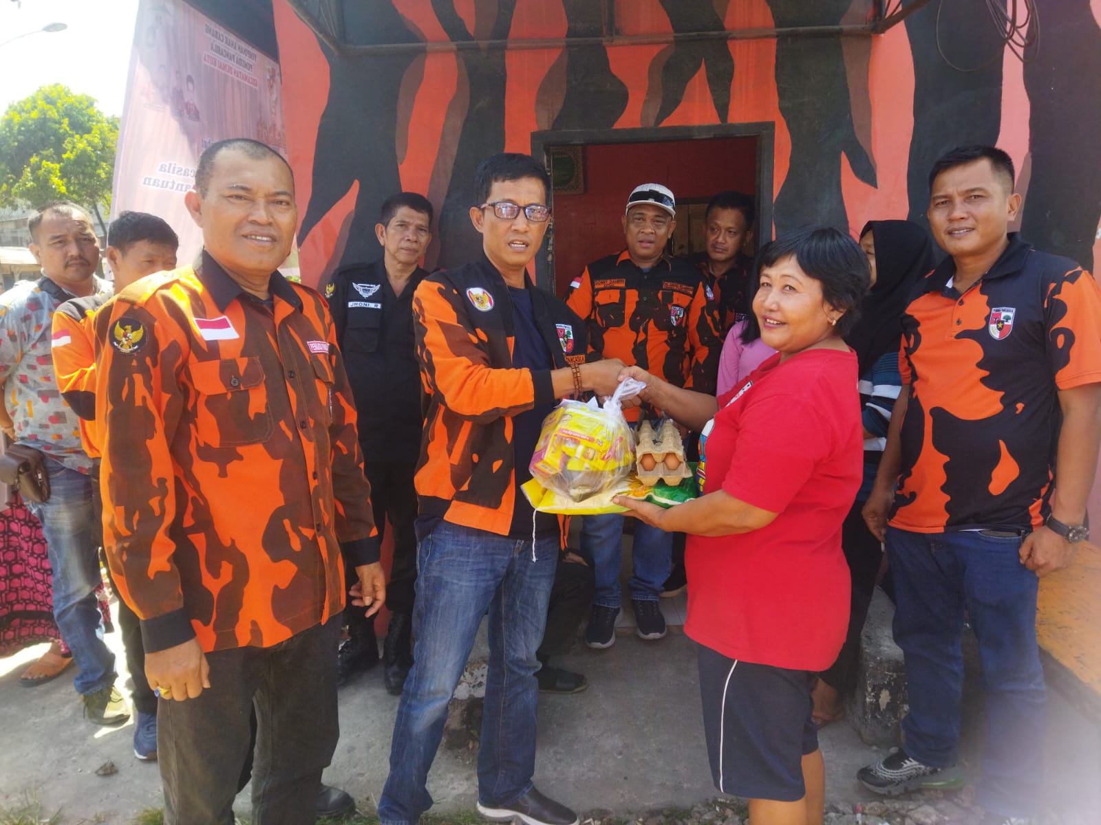 Foto Ketua MPC Pemuda Pancasila Dumai Abdul Kadir, S.H memberikan bantuan secara simbolis kepada utusan warga didampingi Wakil Ketua II dan Ketua Bidang.