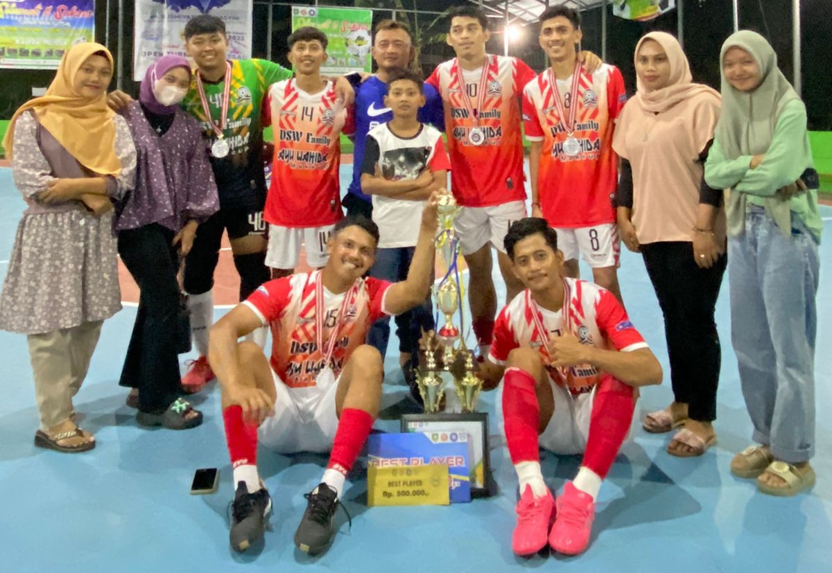 Foto Dotri Syahdan bersama Keluarga Besar DSW FC.