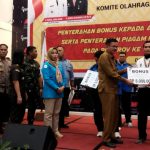Foto Sekda Kota Dumai memberikan secara simbolis bonus kepada atlet yang meraih medali Emas pada Porprov ke-X di Kuansing.