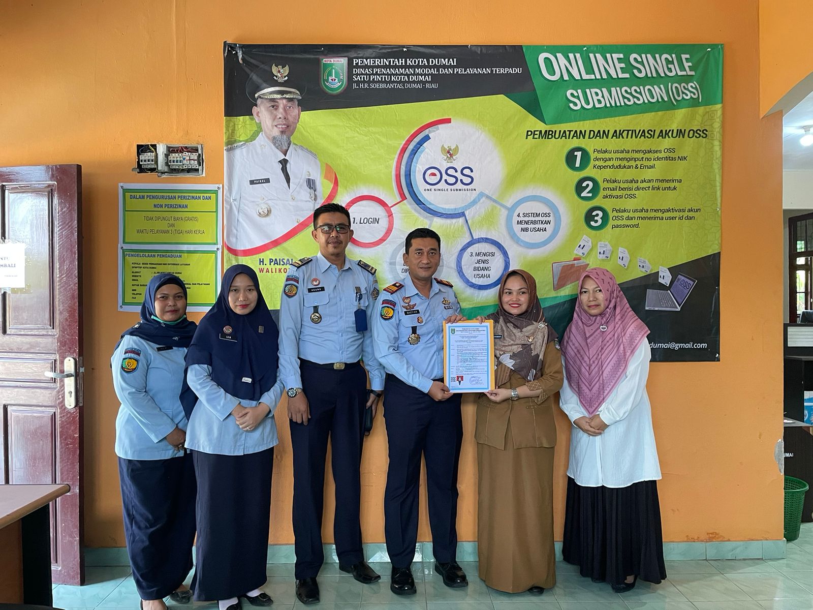 Foto Kepala Rumah Tahanan Negara (Karutan) Kelas IIB Dumai Bastian Manalu beserta jajaran bersama pegawai DPMPTSP Kota Dumai.