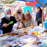 Foto petugas Loka POM di Kota Dumai melakukan Intensifikasi Pengawasan Pangan Rutin pada pedagang makanan di bulan Puasa.