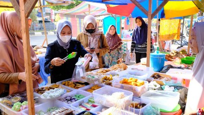 Foto petugas Loka POM di Kota Dumai melakukan Intensifikasi Pengawasan Pangan Rutin pada pedagang makanan di bulan Puasa.