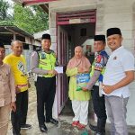 Foto Pengurus PWI Kota Dumai bersama Satlantas Polres Dumai memberikan bantuan di bulan suci Ramadhan 2023.