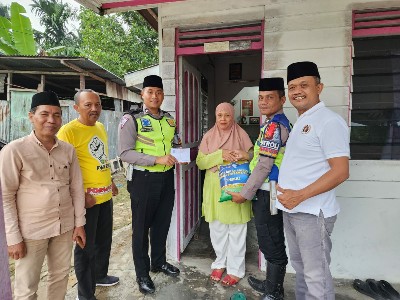 Foto Pengurus PWI Kota Dumai bersama Satlantas Polres Dumai memberikan bantuan di bulan suci Ramadhan 2023.