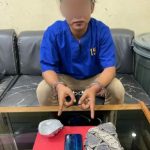 Foto terduga pelaku pengedar narkoba jenis Shabu beserta barang bukti.