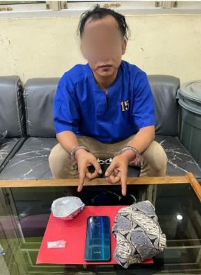 Foto terduga pelaku pengedar narkoba jenis Shabu beserta barang bukti.