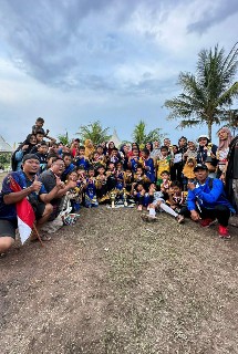 Foto gabungan tim SSB Persekat Dumai bersama pelatih, pengurus dan orang tua pemain.