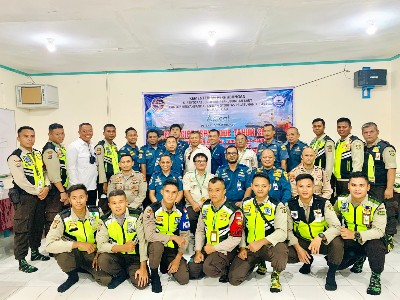 Foto Petinggi PT Sari Dumai Sejati (PT SDS) bersama Pejabat KSOP Kelas I Dumai dan peserta latihan.