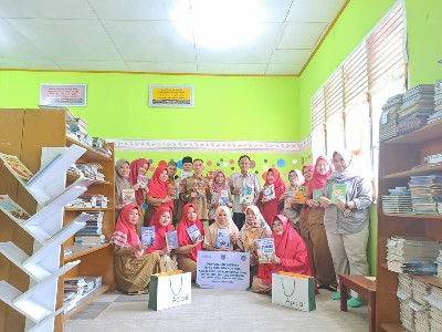 Foto : Perwakilan Humas Apical Dumai, Zulfahmi, memberikan hibah buku ke Dinas Perpustakaan dan Kearsipan Kota Dumai.