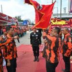Foto : Ketua PAC Pemuda Pancasila Kecamatan Dumai Kota Mory mengibarkan Pataka saat pelantikan PAC Dumai Kota.