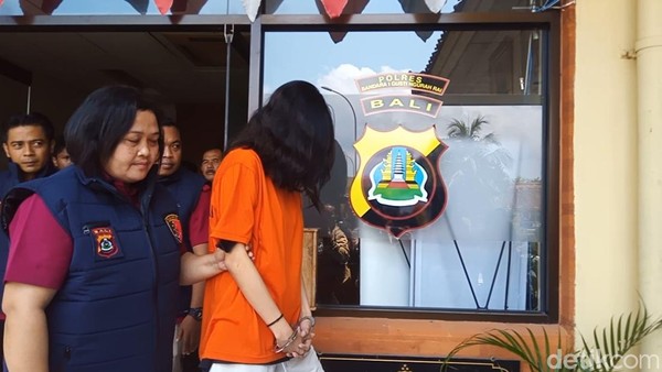 Foto : Zhafira Difa Liestiatmaja yang diduga membuang bayinya di Bandara Internasional Ngurah Rai. (dok : detik.com).