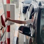 Foto: Pengendara kendaraan roda empat yang sedang mengunakan kartu Tol Elektronik.