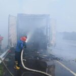 Foto: Petugas memadamkan api di truk tronton yang terbakar di tol Pekanbaru-Dumai. (dok: detiksumut)