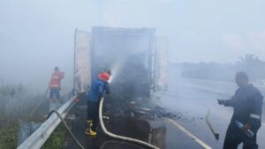 Truk Tronton Terbakar di Tol Pekanbaru-Dumai