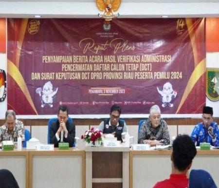 Foto : KPU Riau menggelar konferensi pers terkait penetapan DCT untuk DPRD Riau dan DPD Dapil Riau. (dok: halloriau)