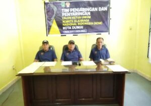 Foto : Tim Penjaringan dan Penyaringan KONI Kota Dumai Tahun 2023. Gryady Pirmansyap, S.Pd (kiri), Dedi Dasmon, M. Pd (tengah) dan Muhammad Husni Thamrin (kanan).