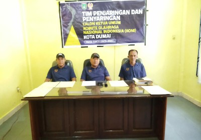Foto : Tim Penjaringan dan Penyaringan KONI Kota Dumai Tahun 2023. Gryady Pirmansyap, S.Pd (kiri), Dedi Dasmon, M. Pd (tengah) dan Muhammad Husni Thamrin (kanan).