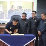 Foto : Plt. Bupati AKBP (Purn) H. Asmar menandatangani pengesahan pengesahan RAPBD Tahun 2024, didampingi Ketua DPRD Kepulauan Meranti Fauzi Hasan.