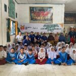 Foto : Perwakilan tim management Apical Dumai berfoto bersama dengan siswa SD dan para guru.