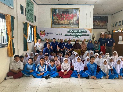 Foto : Perwakilan tim management Apical Dumai berfoto bersama dengan siswa SD dan para guru.