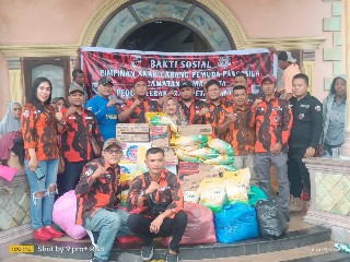 Foto : Pengurus PAC Pemuda Pancasila Dumai Kota dan Pengurus Ranting bersama perwakilan korban kebakaran, sebelum menyerahkan bantuan.