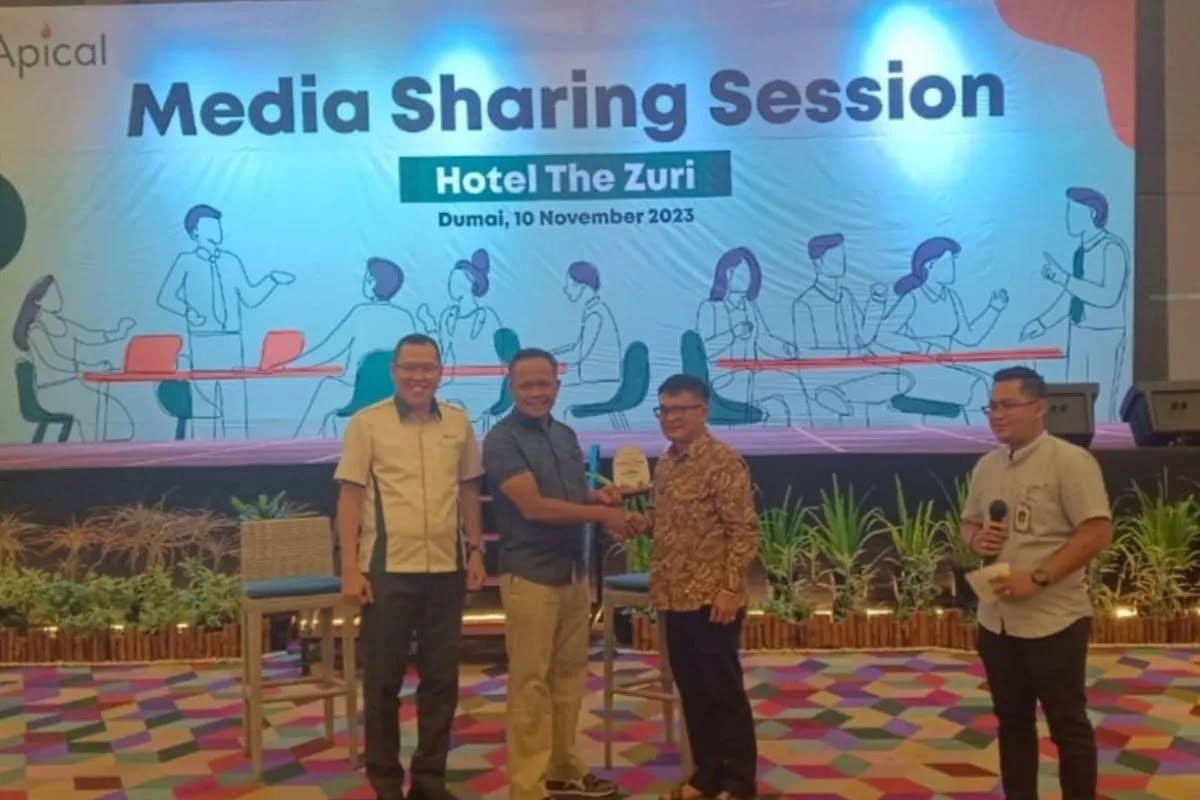 Foto : Kamero Bangun memberikan Plakat kepada perwakilan Pemred media di Dumai pada acara Media Sharing Session bersama wartawan.