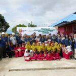 Foto : Perwakilan Apical bersama siswa dan guru salah satu SDN di Kecamatan Sungai Sembilan.