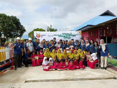 Foto : Perwakilan Apical bersama siswa dan guru salah satu SDN di Kecamatan Sungai Sembilan.