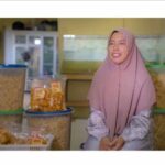 Foto : Eni Sri Wahyuni, pemilik bisnis keripik cabe Nurul Fatiha yang dibantu Apical Group Dumai.
