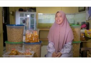 Apical Dumai Berikan Bantuan Minyak Goreng kepada Pemilik Bisnis Keripik Cabe Nurul Fatiha