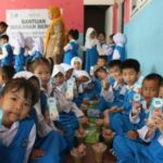 Foto : M. Faisal Mahyan perwakilan dari Perusahaan Apical Group Dumai bersama anak-anak TK N 01 Kec. Sungai Sembilan.