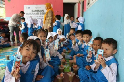 Foto : M. Faisal Mahyan perwakilan dari Perusahaan Apical Group Dumai bersama anak-anak TK N 01 Kec. Sungai Sembilan.