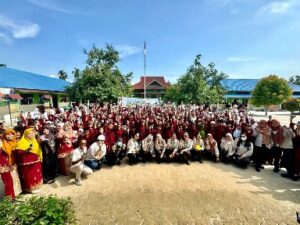 Foto : Perwakilan dari Apical Dumai bersama guru dan siswa sekolah.