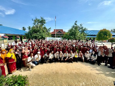 Foto : Perwakilan dari Apical Dumai bersama guru dan siswa sekolah.