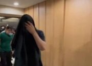 Foto : Tangkapan video ketika Polisi melakukan penggrebekan pesta seks sesama jenis di Hotel Jakarta.