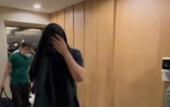 Foto : Tangkapan video ketika Polisi melakukan penggrebekan pesta seks sesama jenis di Hotel Jakarta.