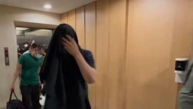 Foto : Tangkapan video ketika Polisi melakukan penggrebekan pesta seks sesama jenis di Hotel Jakarta.