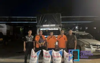 Foto : Tim Polres Indragiri Hulu (Inhu) bersama pelaku penggelapan pupuk bersubsidi beserta barang bukti.