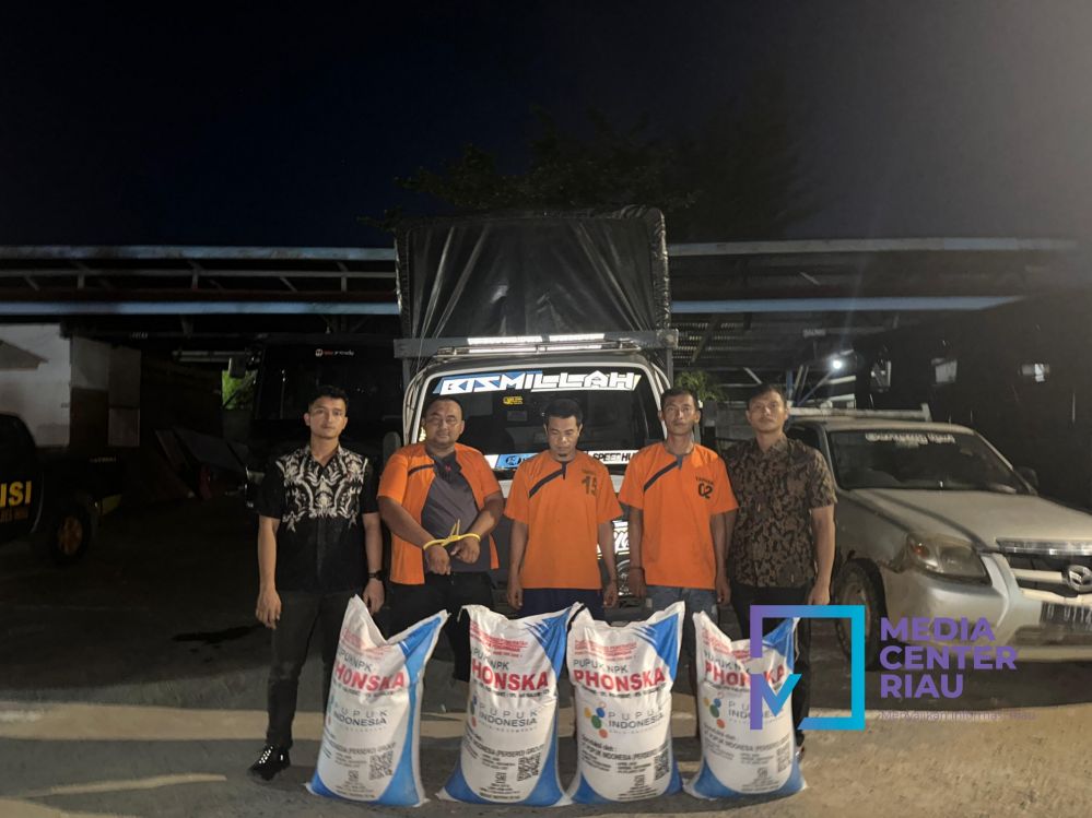 Foto : Tim Polres Indragiri Hulu (Inhu) bersama pelaku penggelapan pupuk bersubsidi beserta barang bukti.