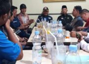 Foto : Buka puasa bersama Humas PT. Meridan Thomas Tan (kemeja cokelat topi hitam-red) dengan beberapa wartawan Dumai.