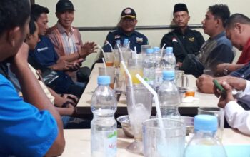 Foto : Buka puasa bersama Humas PT. Meridan Thomas Tan (kemeja cokelat topi hitam-red) dengan beberapa wartawan Dumai.