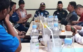 Foto : Buka puasa bersama Humas PT. Meridan Thomas Tan (kemeja cokelat topi hitam-red) dengan beberapa wartawan Dumai.