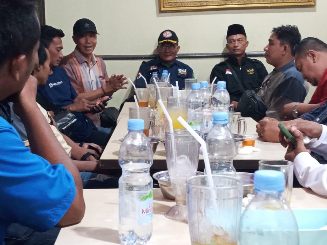 Foto : Buka puasa bersama Humas PT. Meridan Thomas Tan (kemeja cokelat topi hitam-red) dengan beberapa wartawan Dumai.