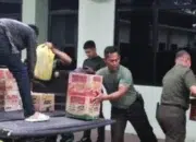 Foto : Personil Kodim 0320/Dumai sedang memuat bantuan ke armada untuk diantar ke lokasi bencana.